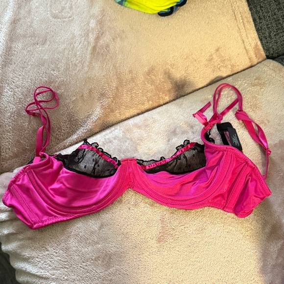 Victoria's Secret Fuchsia and Black Lace Bra - Picture 1 of 5